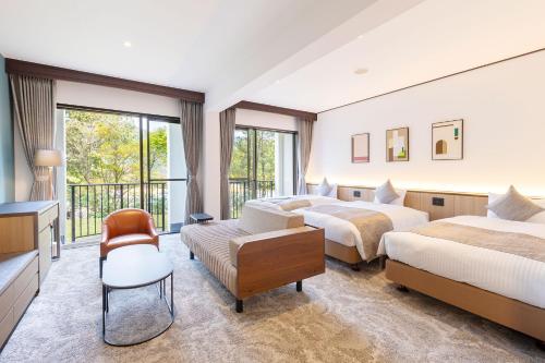 Una habitación de hotel con dos camas y balcón. en TAOYA Hakone, en Hakone