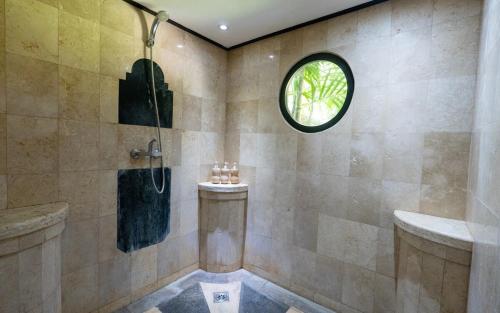 een badkamer met een douche en een raam bij Tranquility 3 Bed villa in saba with garden view in Saba