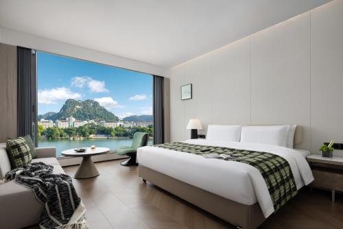 Postel nebo postele na pokoji v ubytování Wyndham Garden Hotel Liuzhou Five-Star Commercial Street Musical Fountain Branch