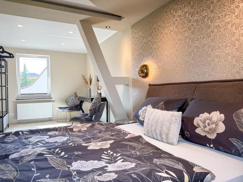 a bedroom with a large bed with a flower patterned wall at WILD&COZY Ferienhaus mit luxuriöser Küche & Garage in Blankenburg