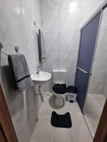 een kleine badkamer met een wastafel en een toilet bij vacation home Bonito PE in Bonito