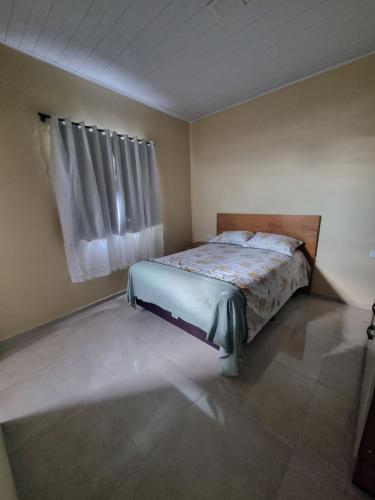 een slaapkamer met een bed in een kamer met een raam bij vacation home Bonito PE in Bonito