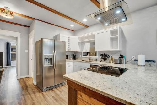 Kuchyň nebo kuchyňský kout v ubytování Extended Stay Comfort with Fast WiFi Downtown