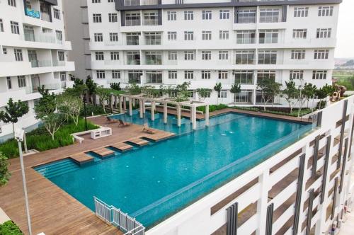 eine Aussicht auf den Pool vor einem Gebäude in der Unterkunft New Cozy Comfort StayWithStyle Centra Residences at Dato ONN 3 BR 4 Bath Spacious in Johor Bahru