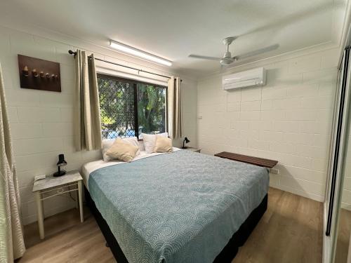 ein Schlafzimmer mit großem Bett und Fenster in der Unterkunft Balgal Beach Units in Rollingstone