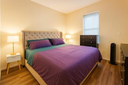 Postel nebo postele na pokoji v ubytování Soulard King 1BR w Washer & 370 Mbps Wi-Fi