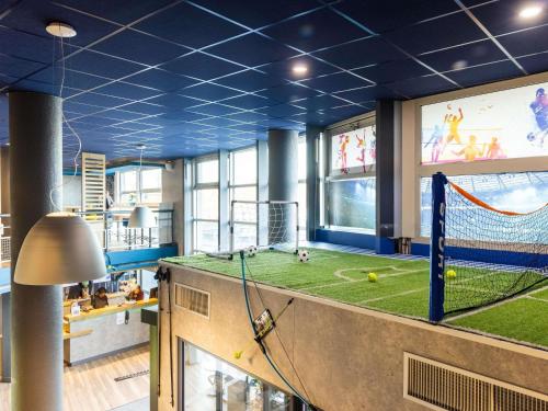 パリにあるアイビス バジェット ポルト ドルレアンのネット付きの遊び場がある広い部屋