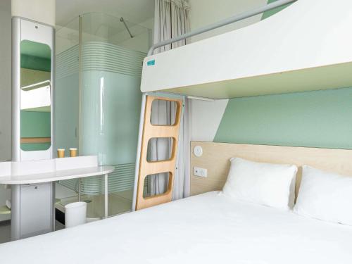 Postel nebo postele na pokoji v ubytování ibis budget Toulouse Aeroport