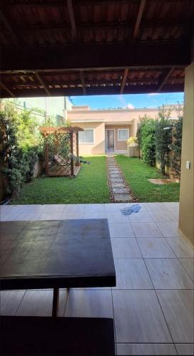 Blick auf einen Hof mit einem Haus in der Unterkunft Casa de praia in Barra Velha