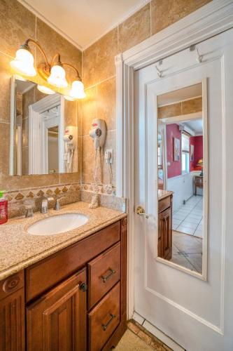 a bathroom with a sink and a mirror at Sinclair Boutique Hotel in Hollywood