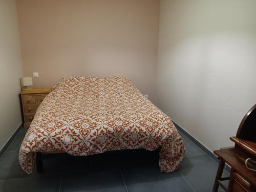 Postel nebo postele na pokoji v ubytování Maison familiale au centre du bourg, animaux sur demande - FR-1-476-251