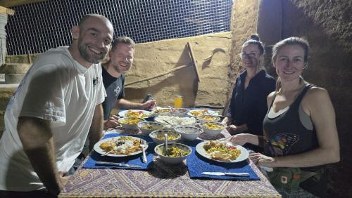 Φαγητό σε αυτό το δωμάτιο σε οικογενειακή κατοικία ή κάπου εκεί κοντά