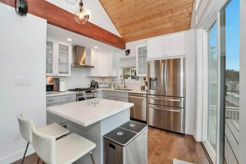 eine Küche mit weißen Schränken und Geräten aus Edelstahl in der Unterkunft Lakefront Escape with Fire Pit and Views in McKees Beach