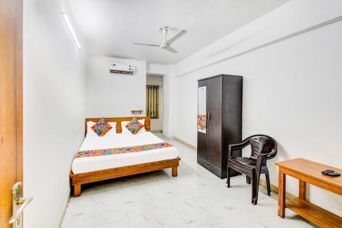 Ένα ή περισσότερα κρεβάτια σε δωμάτιο στο FabHotel Sai Executive