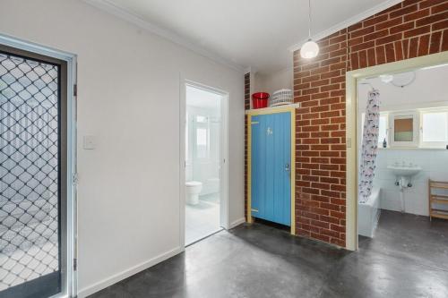 Φωτογραφία από το άλμπουμ του Bungalow on Hutton - Coastal Charm in Port Elliot σε Port Elliot