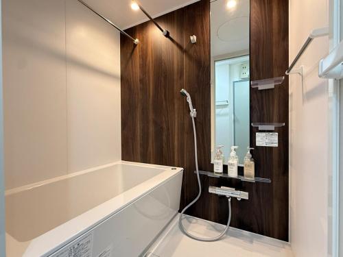 Moto Sakura 403,2 bedrooms with 4 beds, 6 people, direct access to Narita and Haneda Airports, Asakusa and Ueno area, 5 train lines available, Bicycles free rental