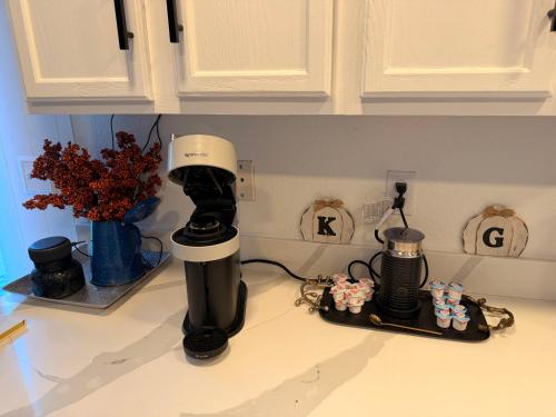 a coffee machine on a counter in a kitchen at 12 min to Phoenix Raceway Perfect for Large groups &Work in Cashion