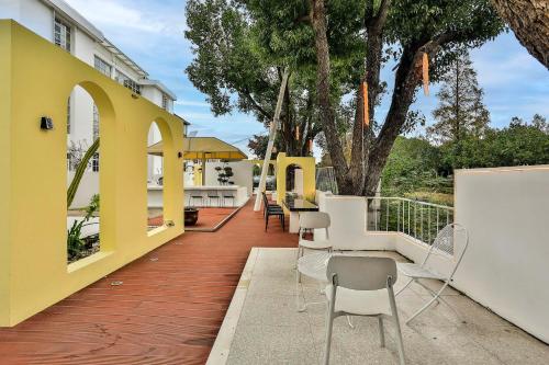 Un balcón o terraza en Shanghai Yinshu Courtyard Garden Hotel (Shanghai International Tourism Resort Jielong Village Branch)