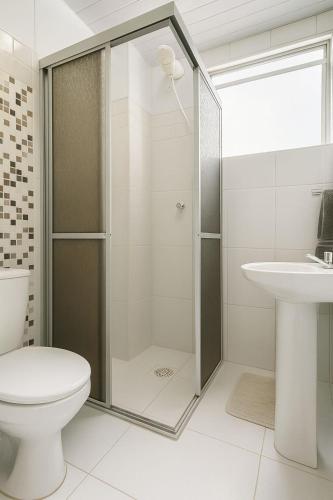 une salle de bains avec douche, toilettes et lavabo dans l'établissement Ludgero BLU MARE BC, à Balneário Camboriú