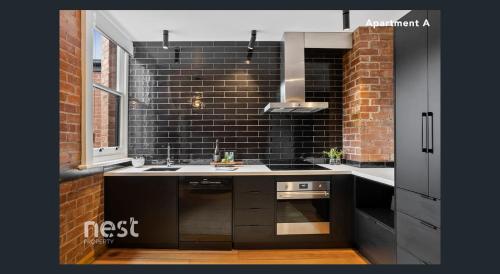 Η κουζίνα ή μικρή κουζίνα στο Renovated 1930's home