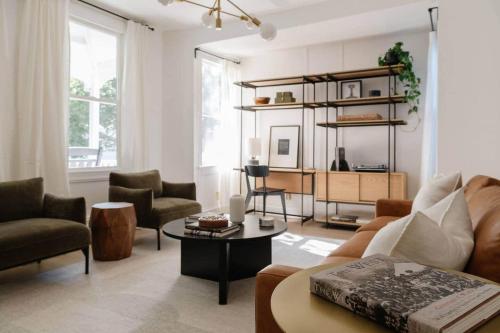 Khu vực ghế ngồi tại Historic Cottage + Modern Luxury • Walk to Capitol