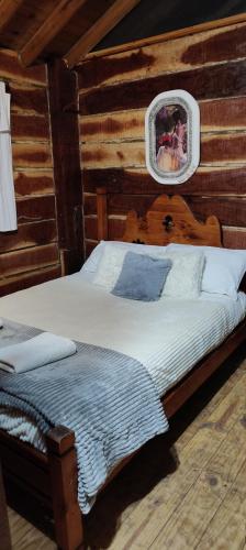 ein Schlafzimmer mit zwei Betten und einem Bild von einem Hund in der Unterkunft Mangoré Cabaña 2 in La Granja