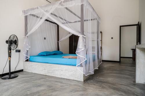 希克杜沃Villa Conch by Om的一张带天蓬的床