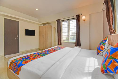 Postel nebo postele na pokoji v ubytování FabHotel Panchsheel Crown