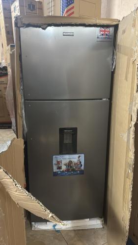 4LoyaltyRecords Queen Suite Apartment 4 في Olympic Gardens: ثلاجة رمادية في غرفة بها صناديق