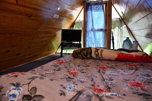 ein Schlafzimmer mit einem Bett in einem Zimmer mit einem Fenster in der Unterkunft Dreamy Wonders Resorts in Kodaikanal