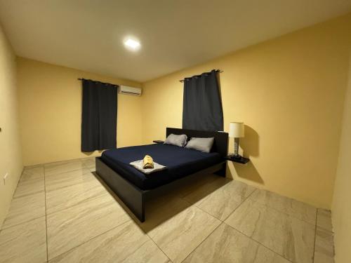 Giường trong phòng chung tại ZEMMA Apartments