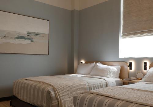 une chambre d'hôtel avec deux lits et une fenêtre dans l'établissement Violet Inn, Lounge & Spa, à Two Rivers