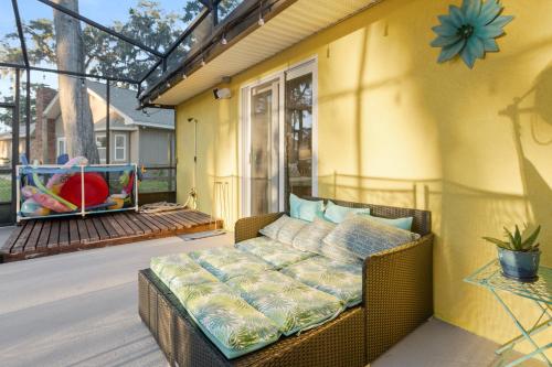 Postel nebo postele na pokoji v ubytování 10 Min from Beach, Private Pool with Lanai Palm Coast Family Home