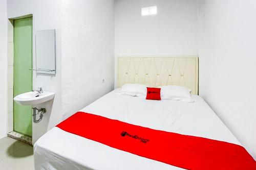 Koupelna v ubytování RedDoorz at Exaudi Homestay Parbaba Samosir