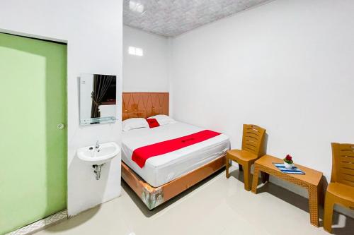 Postel nebo postele na pokoji v ubytování RedDoorz at Exaudi Homestay Parbaba Samosir