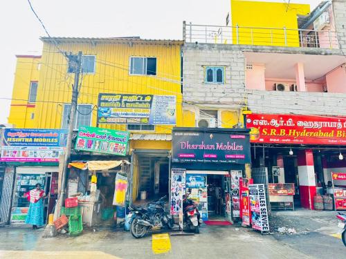 Σούπερ μάρκετ ή άλλα καταστήματα σε αυτό το ξενοδοχείο ή εκεί κοντά