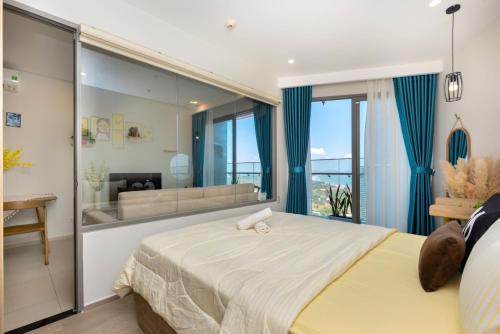 une chambre avec un grand lit et un salon dans l'établissement The Song Vũng Tàu Luxury Apartment, à Vung Tau