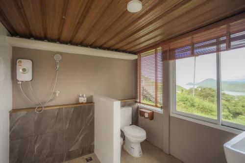 Ένα μπάνιο στο Hilltop Erawan Camp