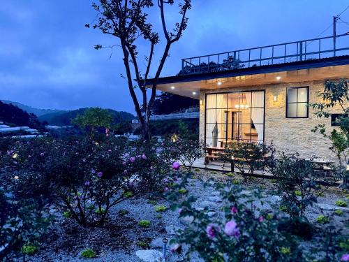 Κήπος έξω από το Kem Rose Trại Mát