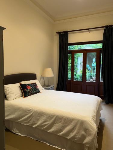 een slaapkamer met een wit bed en een raam bij Nook Farm in Nagambie