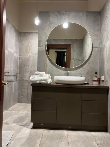 een badkamer met een wastafel en een spiegel bij Nook Farm in Nagambie