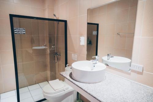 Salle de bains dans l'établissement Alona Northland Resort