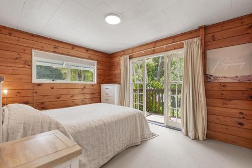 Un pat sau paturi într-o cameră la Raglan Retreat Atiawa