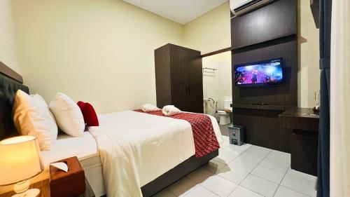 Ένα ή περισσότερα κρεβάτια σε δωμάτιο στο Yuwono Hotel & Villa Malioboro