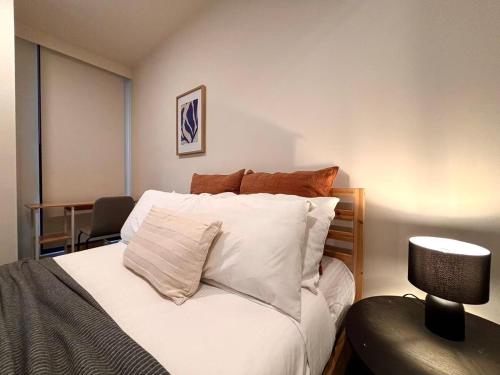 Ένα ή περισσότερα κρεβάτια σε δωμάτιο στο Blackburn Rd Tranquil Home 2BR Monash