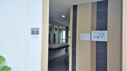 Ένα μπάνιο στο 2-9pax FAMILY SUITE, i-CITY, Shah Alam, Beside Theme Park, WIFI 50-55"TV