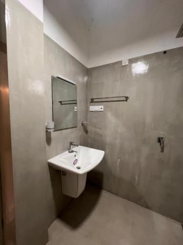 a bathroom with a sink and a mirror at Mingu villa in Tangalle