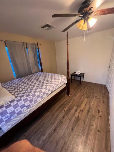 Postel nebo postele na pokoji v ubytování West Phoenix Value Room 2 Bennet