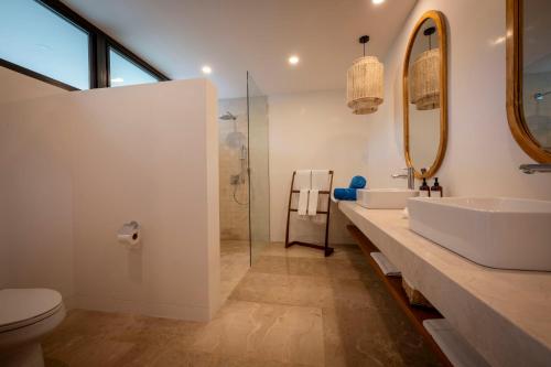 Koupelna v ubytování Capitán Suizo Beachfront Boutique Hotel