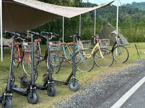 un groupe de vélos garés sur le côté d'une route dans l'établissement Kiyomizu Onsen & Glamping Resort Saraburi, à Ban Nong Nak